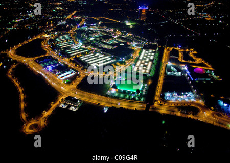 Vue aérienne, nuit, nouveau centre avec gazomètre, Centro, nouveau parc aquatique, théâtre la nuit, Oberhausen, région de la Ruhr Banque D'Images