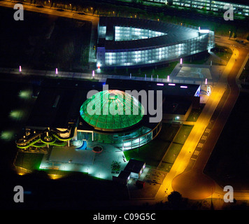 Vue aérienne, nuit, nouveau centre avec gazomètre, Centro, nouveau parc aquatique, théâtre la nuit, Oberhausen, région de la Ruhr Banque D'Images