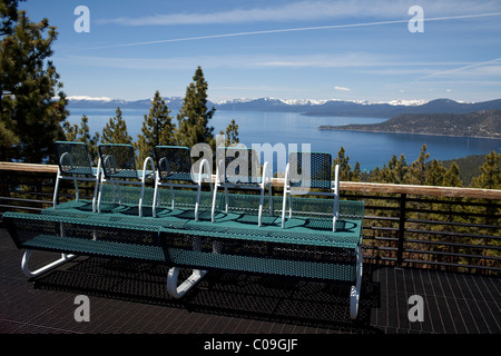 Lake Tahoe à nord-ouest en direction de Crystal Bay et les sommets enneigés de la Sierra Nevada de Californie du côté du Nevada Banque D'Images