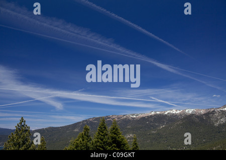 Des traînées de vapeur à partir de haut-vol des avions à réaction dans le ciel bleu au-dessus du lac Tahoe, à la frontière entre la Californie et le Nevada Banque D'Images
