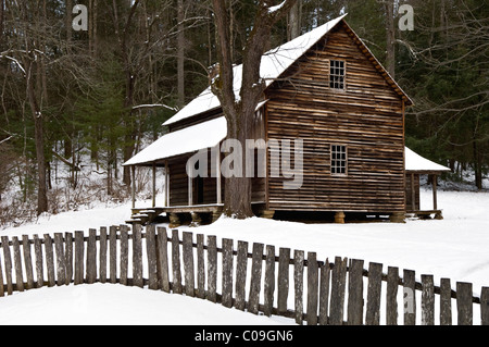 Lieu Tipton et cabine de neige fraîche dans la Cades Cove Great Smoky Mountains National Park à New York Banque D'Images