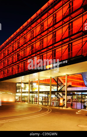 L'éclairage fluorescent au-dessus de l'entrée de la gare de Zoug, Suisse, Europe Banque D'Images