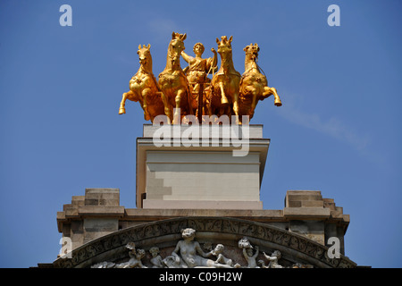 Le Cascada sur Quadriga fontaine conçu par Josep Fontseré et son assistant, Antoni Gaudí, Parc ou Parque de la Ciutadella Banque D'Images