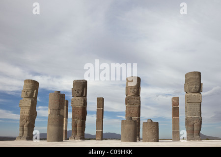 Guerrier atlante chiffres face au coucher de soleil sur le Temple de l'étoile du matin dans la capitale toltèque de Tula, au Mexique. Banque D'Images