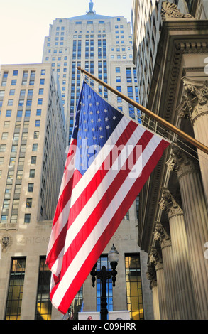 L'un des nombreux drapeaux qui flanquent les murs sur la rue LaSalle canyon financières menant à la Chicago Board of Trade Building Chicago, Illinois, USA. Banque D'Images