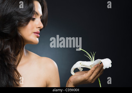 Femme tenant une fleur de lys Tigre Banque D'Images