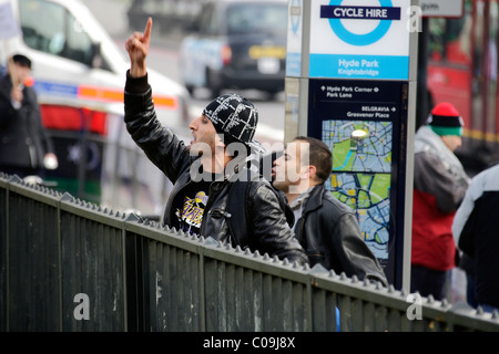 Deux manifestants anti-Kadhafi à Londres partisans pro chahutent Banque D'Images