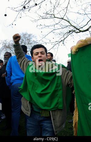 Régime de Kadhafi manifestant Pro secoue son poing à la manifestation à Londres Banque D'Images