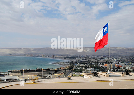 Vue d'ensemble, côte, mer, ville, pavillon chilien, cannon, El Morro, montagne, monument, théâtre de la guerre, guerre du Pacifique, du désert Banque D'Images