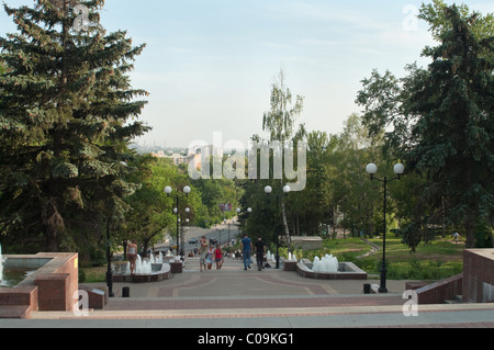 Central Park dans la ville de Lipetsk, en Russie. Fontaines dans les escaliers. L'heure d'été Banque D'Images