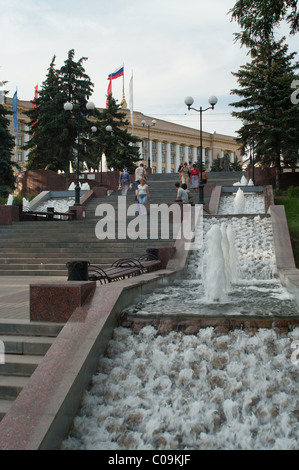 Central Park dans la ville de Lipetsk, en Russie. Fontaines dans les escaliers. L'heure d'été. De l'administration sur l'arrière-plan avec drapeau national Banque D'Images