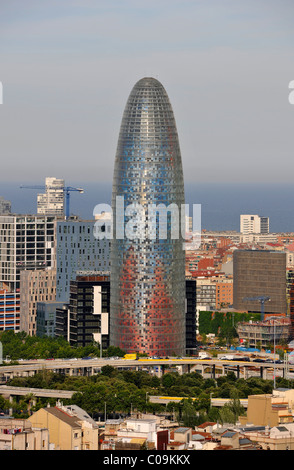 Vue de la tour de bureaux Torre Agbar, la Plaça de les Glories Catalanes, Barcelone, Catalogne, Espagne, Europe Banque D'Images