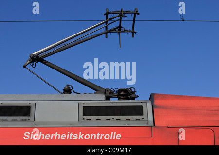 Train, Voiture électrique avec pantographe, écrire "icherheitskontrolle' contrôle de sécurité, la rédaction d Banque D'Images