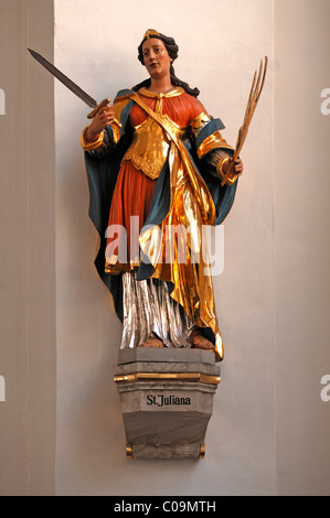 Statue de Sainte Juliana dans l'église des Jésuites, Pfarrkirche heiliger Geist und St Ignace eglise de l'Esprit Saint et St. Banque D'Images