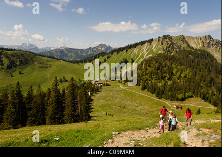 Sur le sentier jusqu'à Mt. Brecherspitze, Obere Firstalm Firstalm Firstalmen, Untere, pâturages de montagne ci-dessous Mt. Bodenschneid Banque D'Images