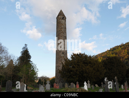 Tour Ronde et le cimetière sur le terrain du monastère de Glendalough, Montagnes, County , République d'Irlande, British Isles, Europe Banque D'Images