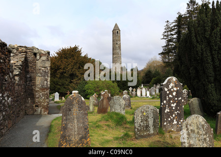 Tour Ronde et le cimetière sur le terrain du monastère de Glendalough, Montagnes, County , République d'Irlande, British Isles, Europe Banque D'Images