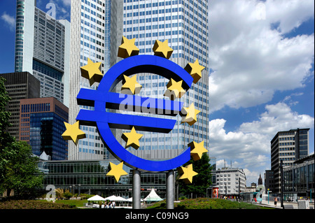Symbole de l'euro, la Commerzbank Tower, Banque centrale européenne, BCE, Willy-Brandt-Platz, du quartier financier, Frankfurt am Main Banque D'Images