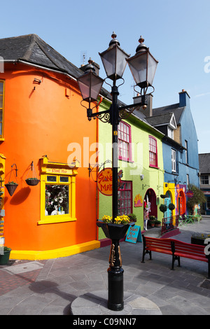 Maisons colorées dans le centre de Kinsale, dans le comté de Cork, en République d'Irlande, British Isles, Europe Banque D'Images