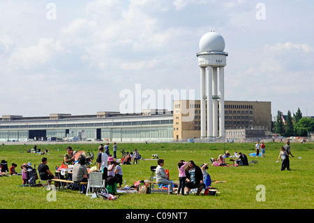 Les familles à un barbecueing salon, à l'arrière la tour radar de l'Aéroport de Tempelhof, remis au public en mai 2010, Banque D'Images