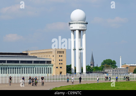 La tour radar de l'Aéroport de Tempelhof, remis au public en mai 2010, Feld Tempelhofer entre le Tempelhof, Neukölln et Banque D'Images