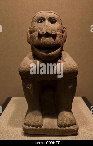 Statue de Mexicas ou Dieu aztèque du vent Ehécatl représenté avec masque d'oiseaux dans le Musée National d'anthropologie de Mexico. Banque D'Images