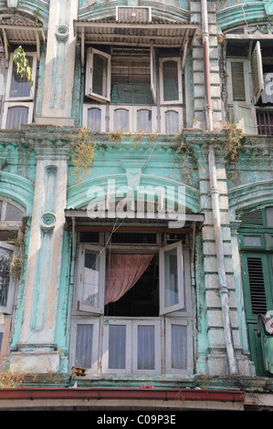 Colonial House façade de la vieille ville, Yangon, Rangoon, Myanmar, Birmanie, en Asie du sud-est Banque D'Images