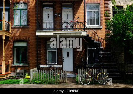 Maisons typiques avec des escaliers au premier étage à Montréal, Québec, Canada Banque D'Images