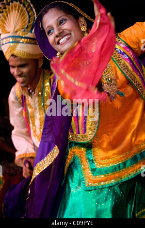 L'Inde, l'État du Maharashtra, Mumbai (Bombay). Spectacle de danse folklorique traditionnelle indienne. Banque D'Images