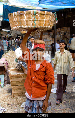 L'Inde, l'État du Maharashtra, Mumbai (Bombay). Le centre-ville de Crawford Marché où les produits frais sont vendus. Banque D'Images