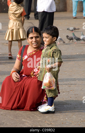 L'Inde, Maharashtra, Mumbai (Bombay) aka. Femme indienne en tenue typique pose pour la photo. Banque D'Images