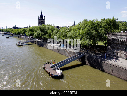 Vue depuis le pont Hohenzollern sur les rives du Rhin avec bateaux amarrés et Eglise St Martin brut, Cologne Banque D'Images