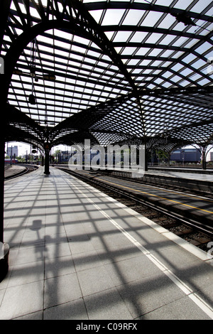 Dans l'architecture de la gare centrale de Cologne, Rhénanie du Nord-Westphalie, Allemagne, Europe Banque D'Images