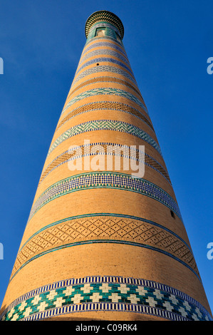 L'Islam Khodja ou Islom Xoja minaret dans la ville de Khiva adobe historique, Chiva, Ichan Kala, Route de la Soie au patrimoine mondial de l'Unesco Banque D'Images