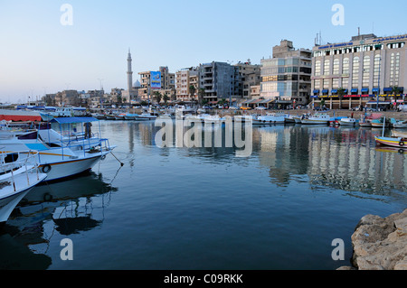 Vue sur le port de la ville des croisés de Tartus, Tartous, en Syrie, au Moyen-Orient, en Asie de l'Ouest Banque D'Images