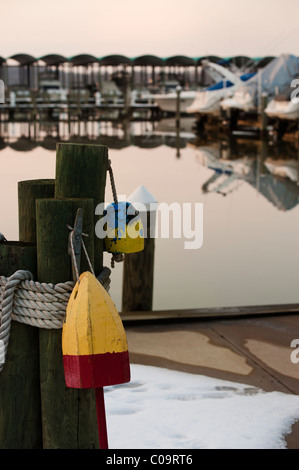 Un paysage serein d'un quartier calme de port de plaisance sur la rivière Potomac en hiver. Banque D'Images