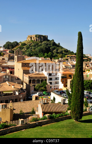 Donnant sur la ville historique de Begur avec les vestiges du château de Begur, Costa Brava, Espagne, Péninsule ibérique, Europe Banque D'Images