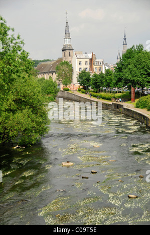 Vue sur la Vesdre River vers le centre historique de la ville de Verviers, Wallonie, Liège, Belgique, Europe Banque D'Images