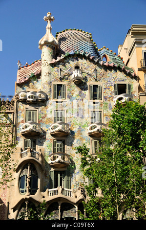 Façade de la Casa Batlló, conçu le plus célèbre de l'architecte espagnol Antoni Gaudí dans un style moderniste, Barcelone, Espagne Banque D'Images