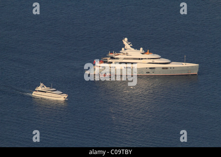 Yacht à moteur Aviva, construit par chantier Abeking et Rasmussen, amarré au large de Monaco, longueur 68 mètres, la Côte d'Azur, Mer Méditerranée Banque D'Images