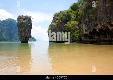 Les roches de James Bond dans l'Phnag Nga Bay, Thaïlande, Asie Banque D'Images