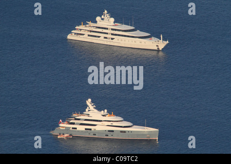 Yachts à moteur Indian Empress et Aviva, amarré au large de Monaco, la Côte d'Azur, Mer Méditerranée, Monaco, Europe Banque D'Images
