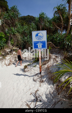 Chemin d'évacuation tsunami à Maya Beach, Ko Phi Phi Island, Phuket, Thaïlande, Asie du Sud, Asie Banque D'Images