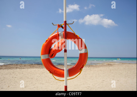 Bouée sur une plage, à Minorque, Îles Baléares, Espagne, Europe Banque D'Images