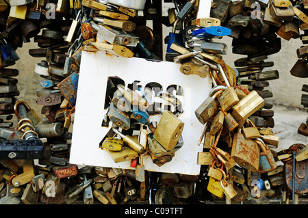 L'installation de cadenas, comme un symbole de l'amour, centre-ville historique de Pécs, Capitale européenne de la Culture 2010, la Hongrie Banque D'Images