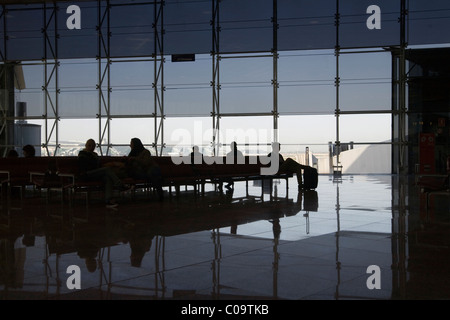 Personnes dans un aéroport terminal de départ Banque D'Images