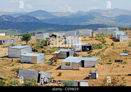 Des cabanes en tôle ondulée temporaire sans l'eau et l'électricité dans un établissement informel sur le bord de la township Katutura Banque D'Images