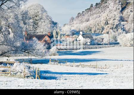 Cheshire pittoresques cottages en hiver avec les arbres givrés Hoar, Chester, Cheshire, Angleterre, RU Banque D'Images