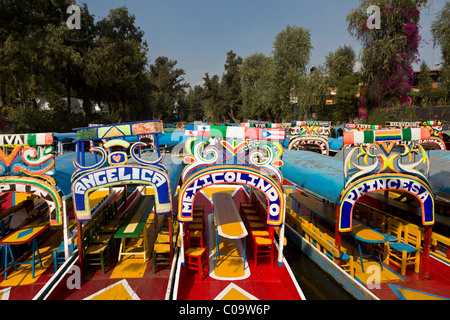 Canal coloré ou bateaux à touristes attendent trajineras Xochimilco ou 'les jardins flottants' dans le sud de la ville de Mexico. Banque D'Images