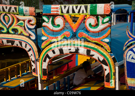 Canal coloré ou bateaux à touristes attendent trajineras Xochimilco ou 'les jardins flottants' dans le sud de la ville de Mexico. Banque D'Images